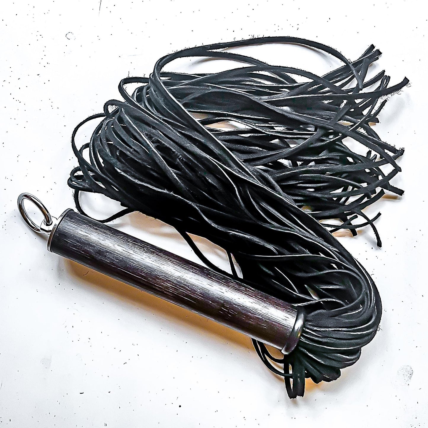 Linguine/Nero. 61cm/24" Veloursleder-Flogger