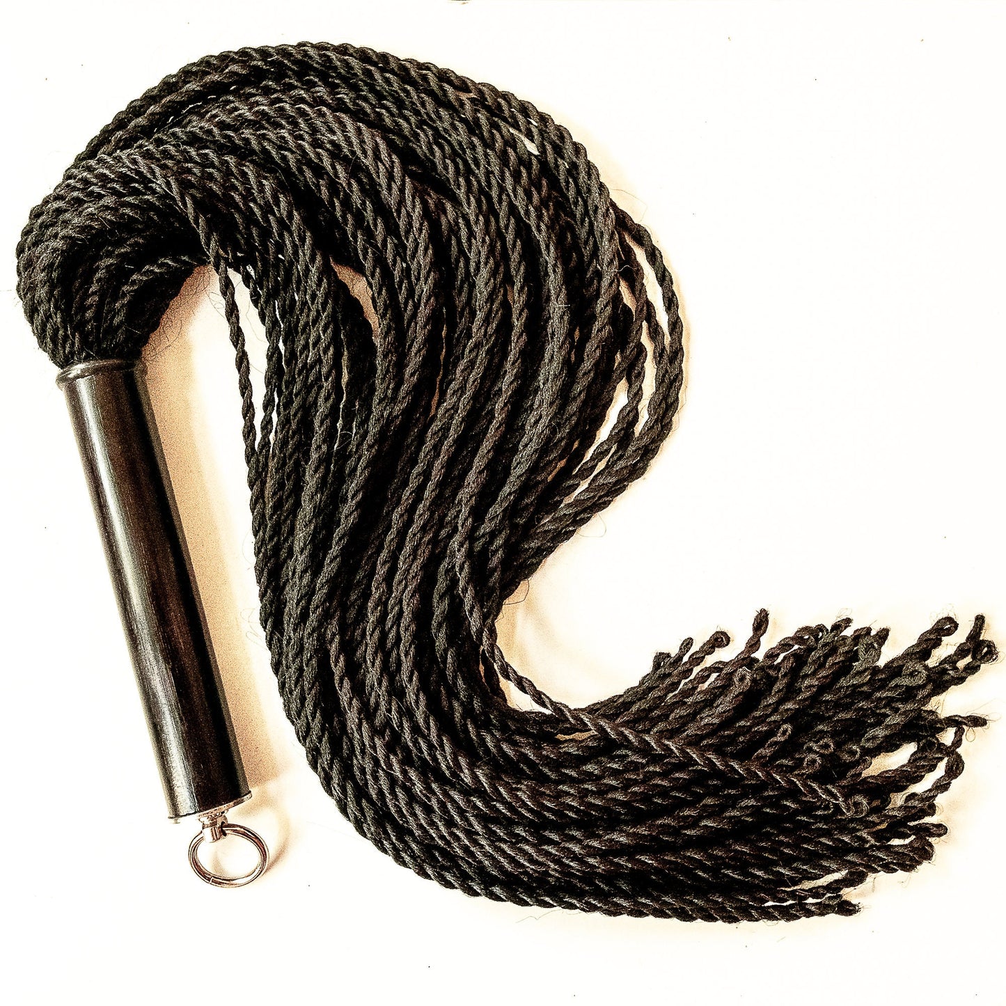 Malaika/Schwarz. 76cm/30" Flogger mit 60 Zöpfen aus künstlichem Haar