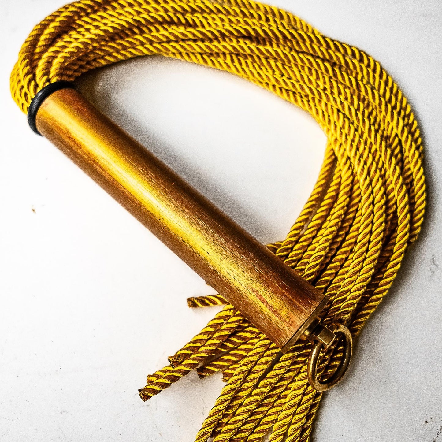Flogger "Cordon Doré" (61cm/24") made of golden cord.