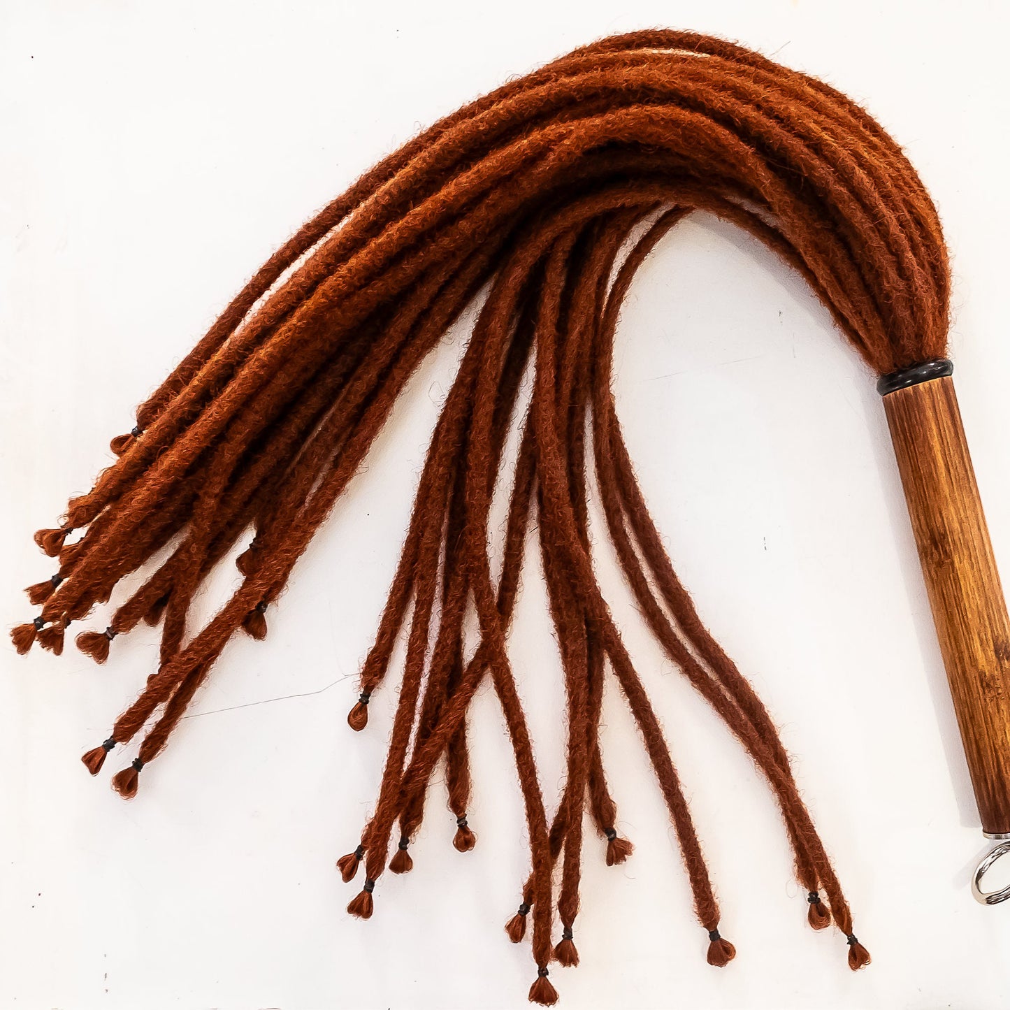 Rasta/Mahagoni. 61cm/24" Flogger mit Dreadlocks aus künstlichem Haar