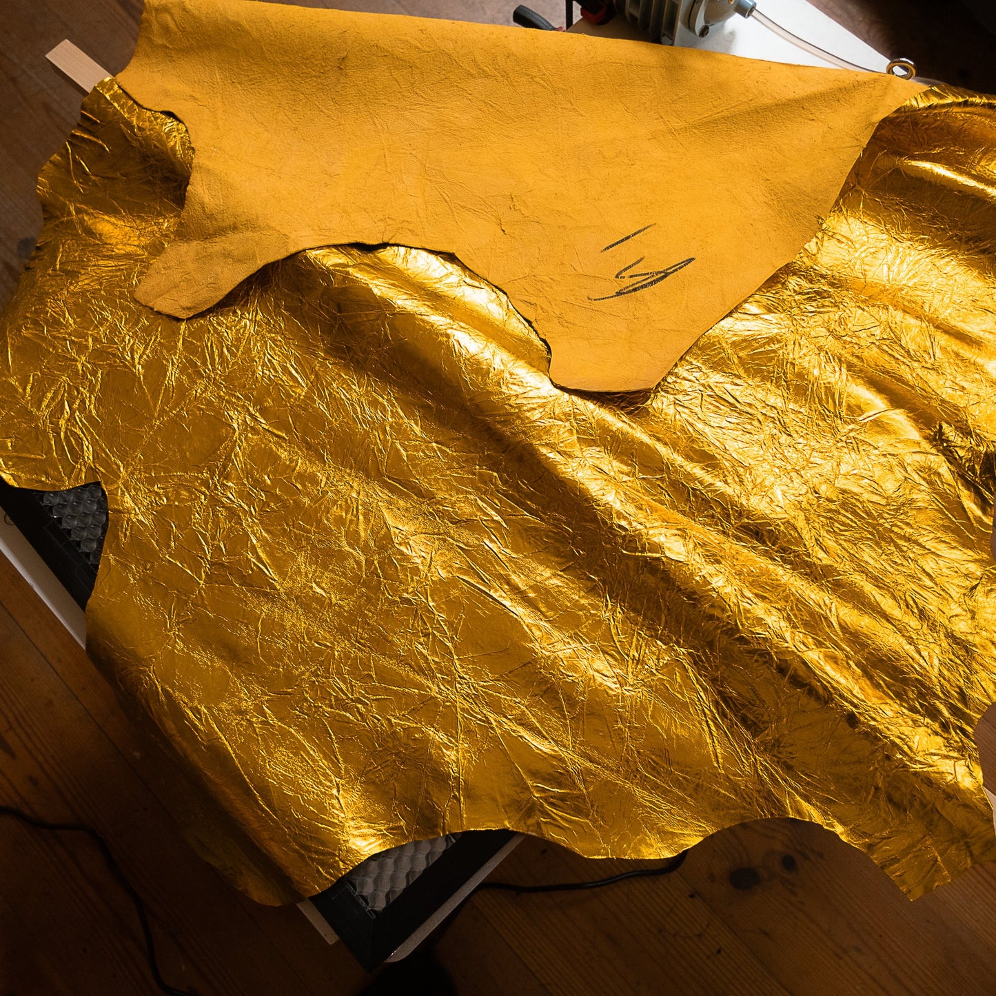 Medea. 61cm/24" golden goatskin flogger