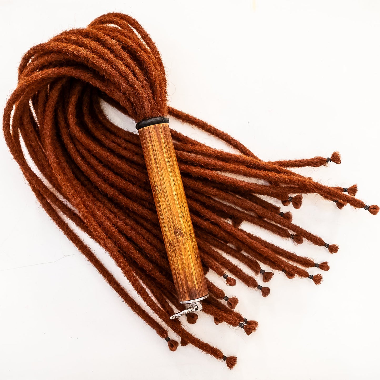 Rasta/Mahagoni. 61cm/24" Flogger mit Dreadlocks aus künstlichem Haar