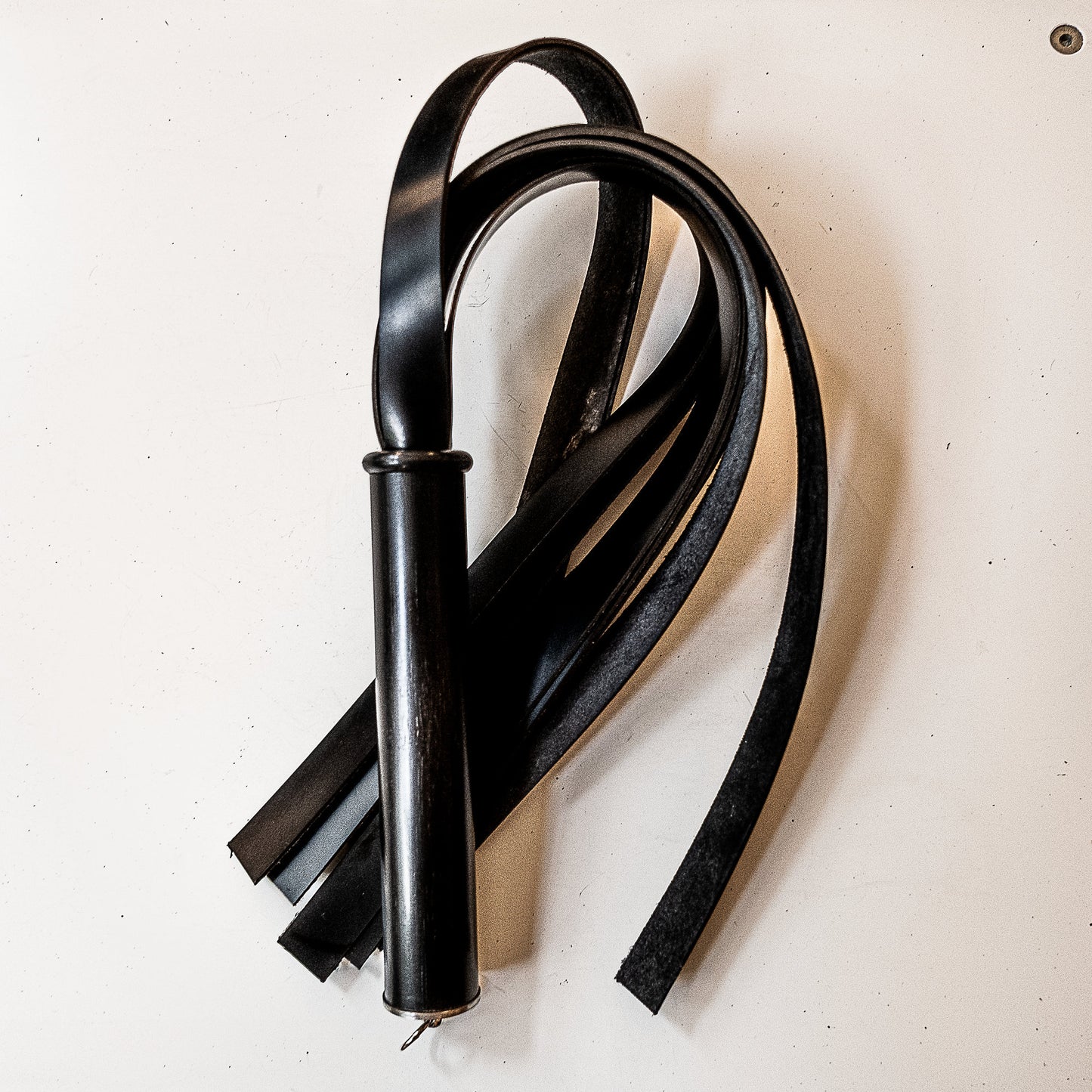 Pappardelle / Shiny, Shiny. 61cm/24" flogger made of shiny boot leather