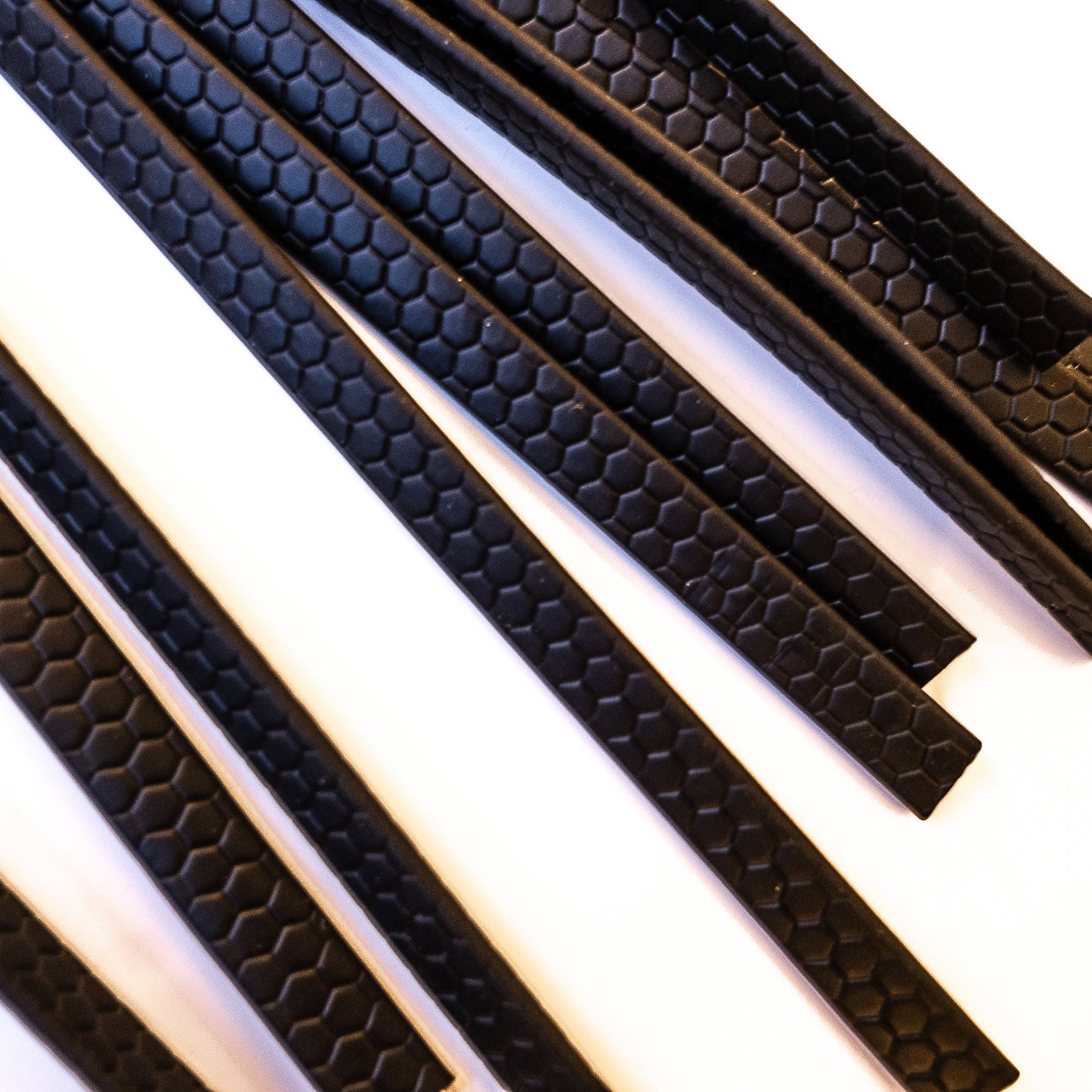 Pop Art/Black/Narrow. 61cm/24" rubber whip with 11 strands