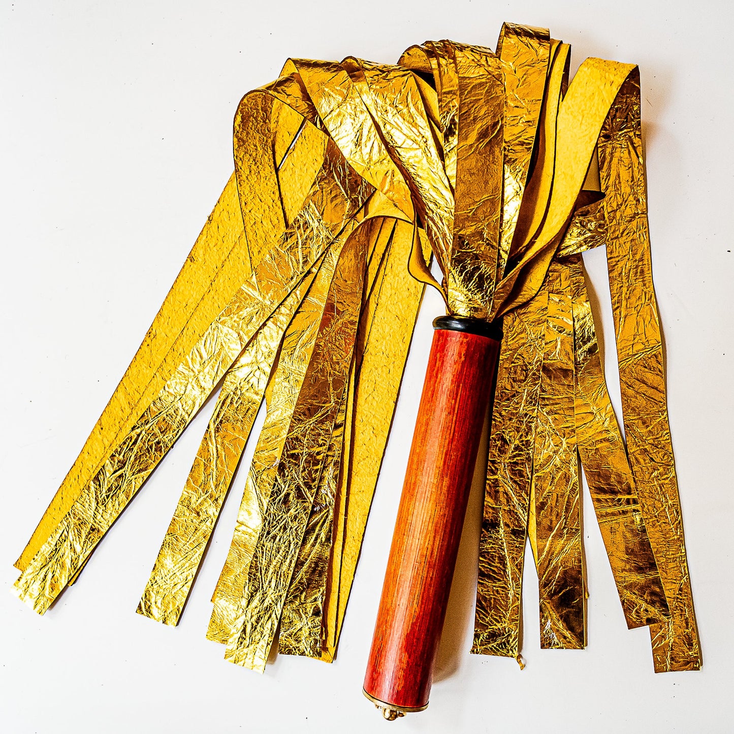 Medea. 61cm/24" golden goatskin flogger