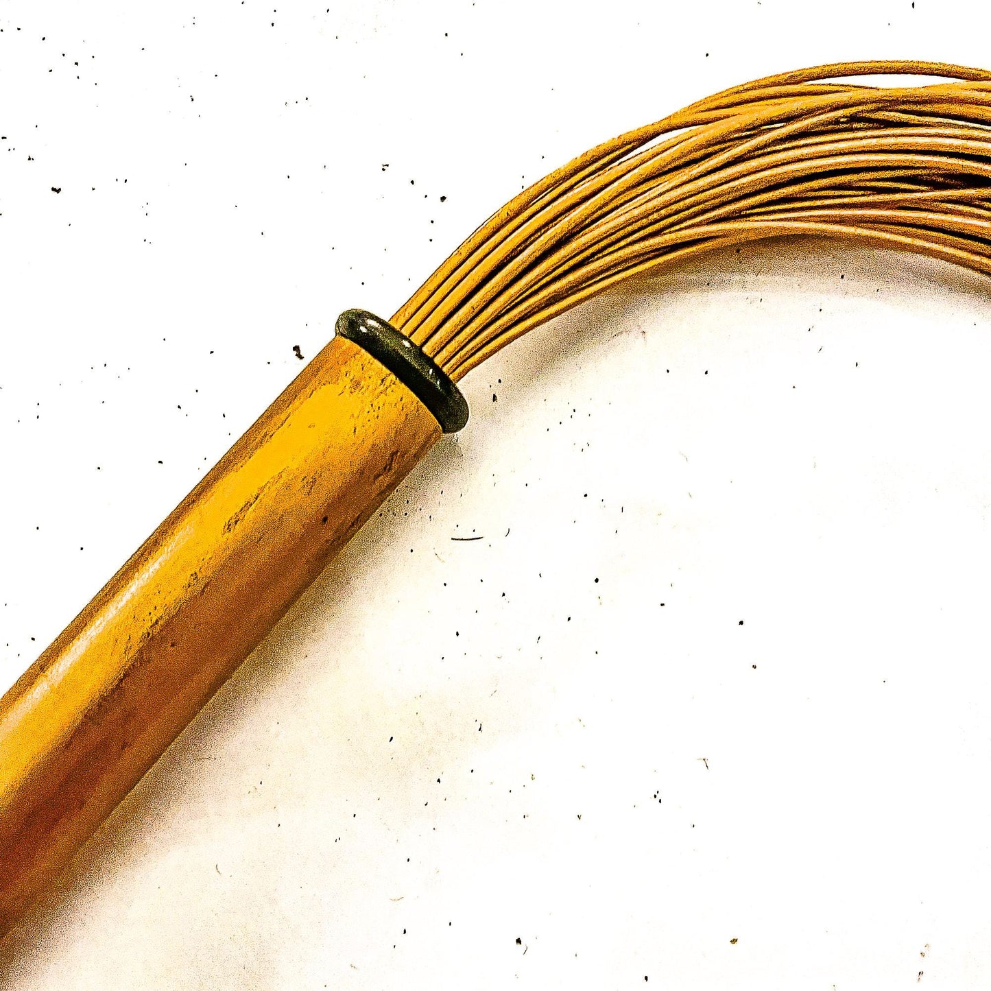 Mini/Spaghetti/Oro. 43cm/17" gold flogger with 42 strands