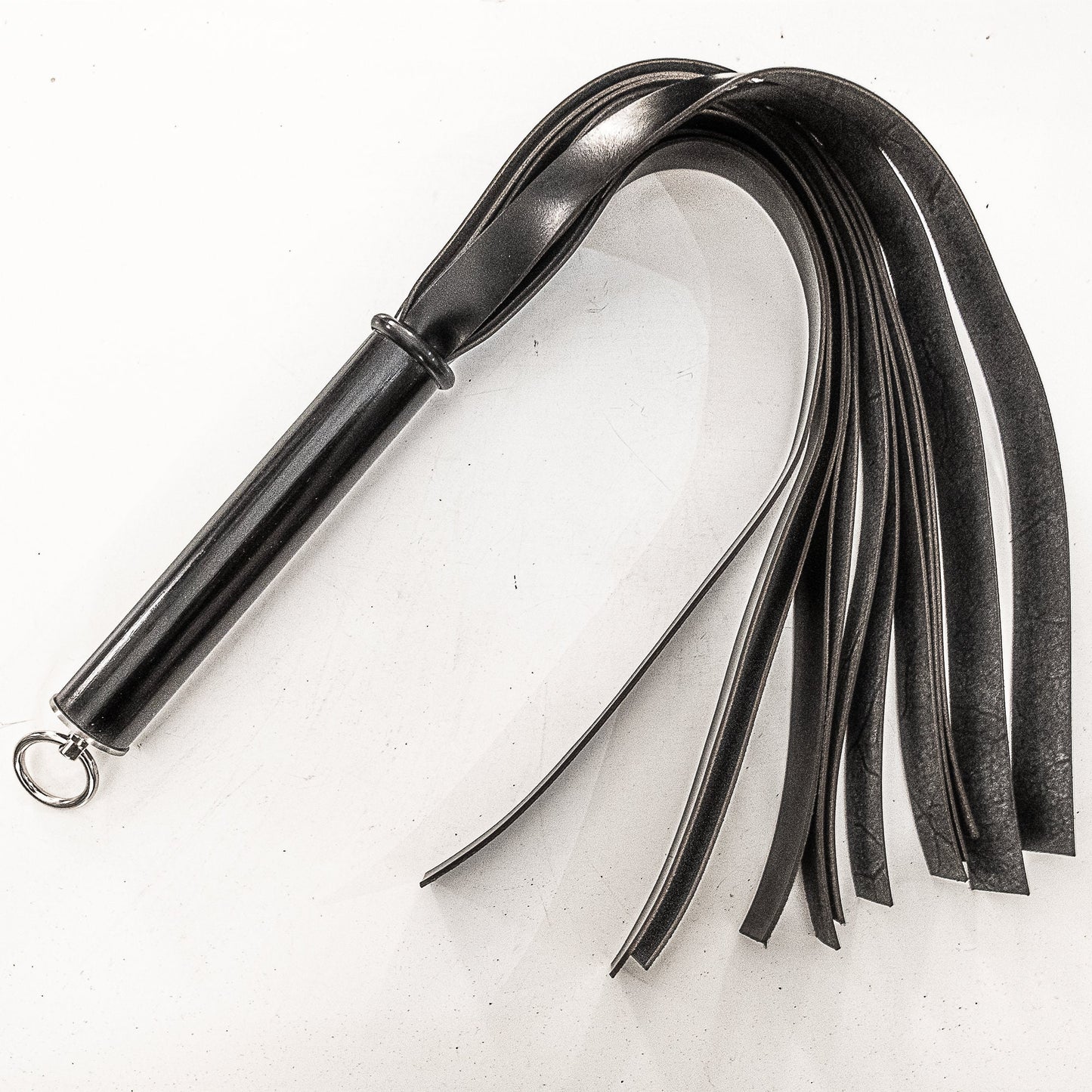 Pappardelle / Shiny, Shiny. 61cm/24" flogger made of shiny boot leather