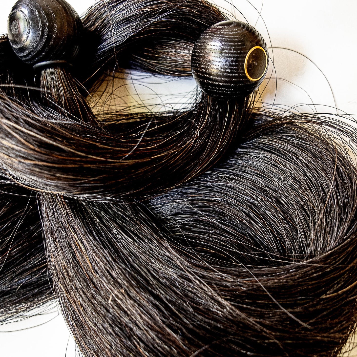 Double Trouble. Set aus zwei 61cm/24" Rosshaar-Floggern mit Kugelgriff BDSM