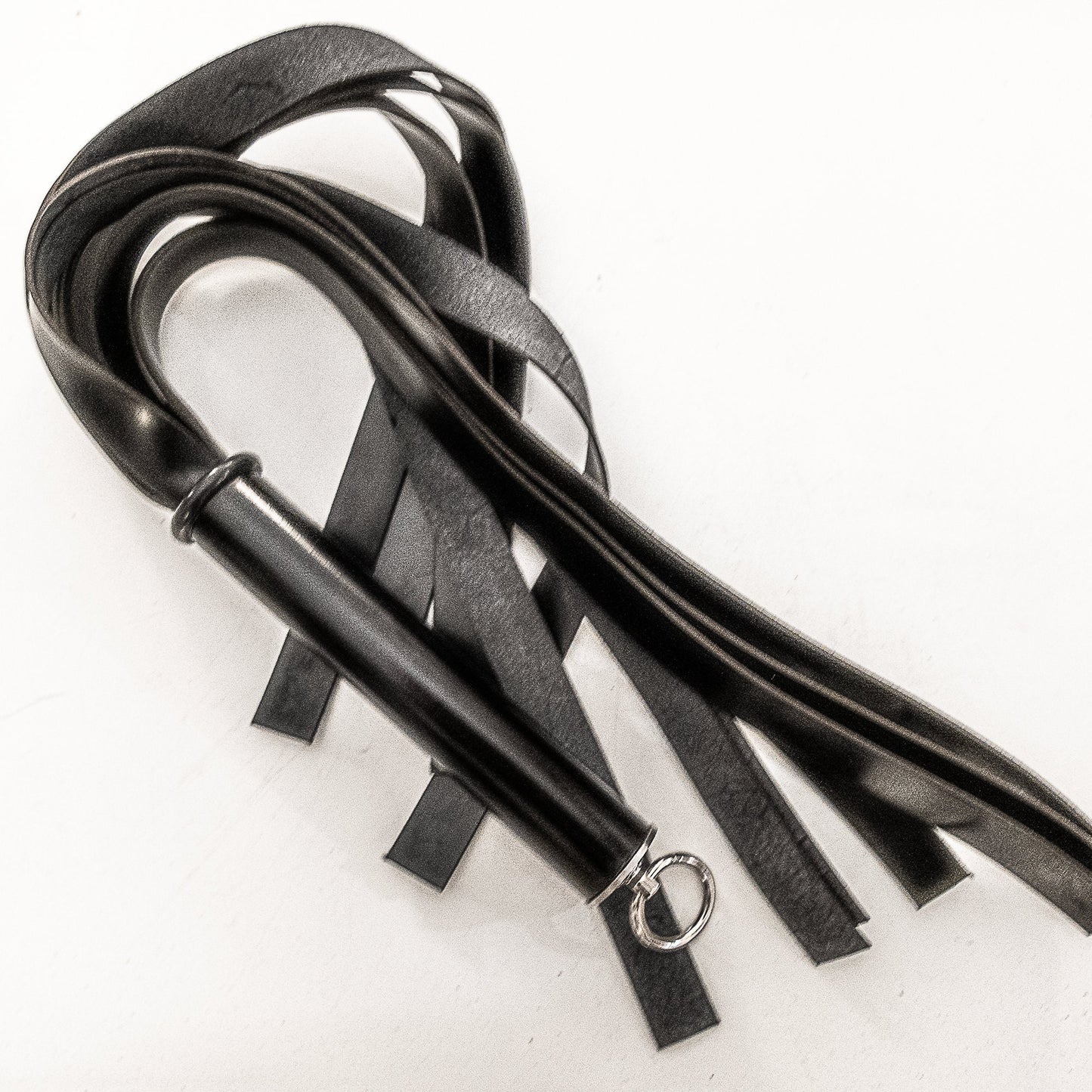 Pappardelle / Shiny, Shiny. 61cm/24" flogger made of shiny boot leather