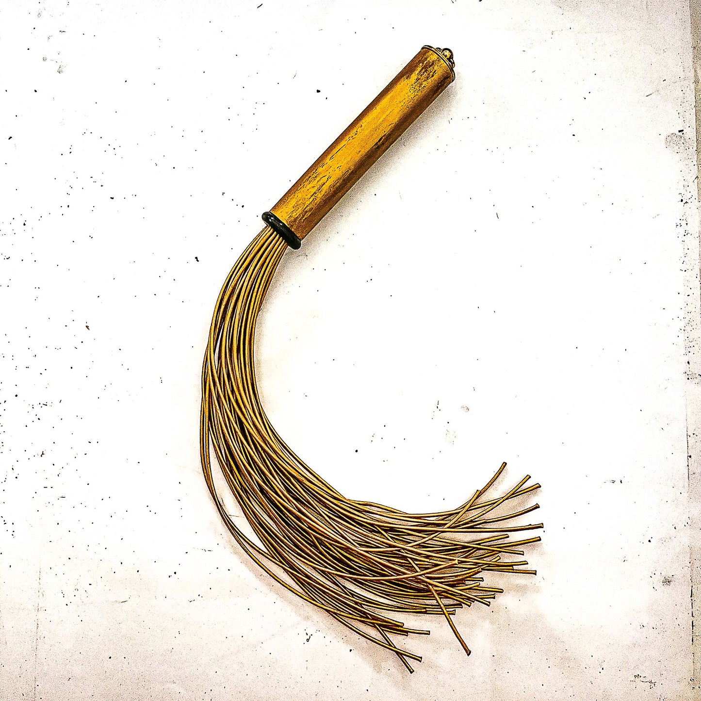 Mini/Spaghetti/Oro. 43cm/17" gold flogger with 42 strands