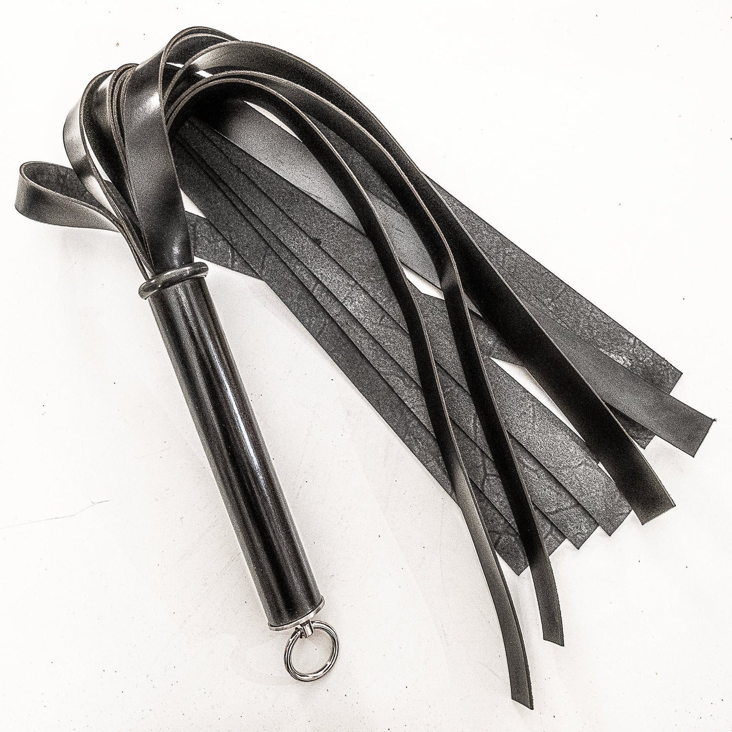 Pappardelle / Shiny, Shiny. 61cm/24" flogger made of shiny boot leather
