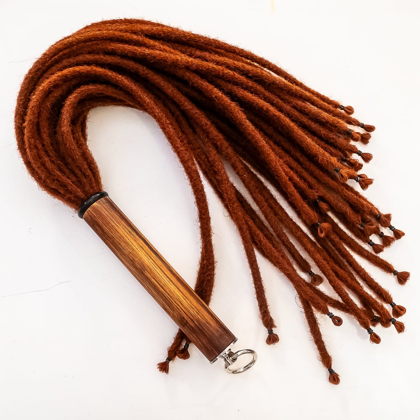 Rasta/Mahagoni. 61cm/24" Flogger mit Dreadlocks aus künstlichem Haar