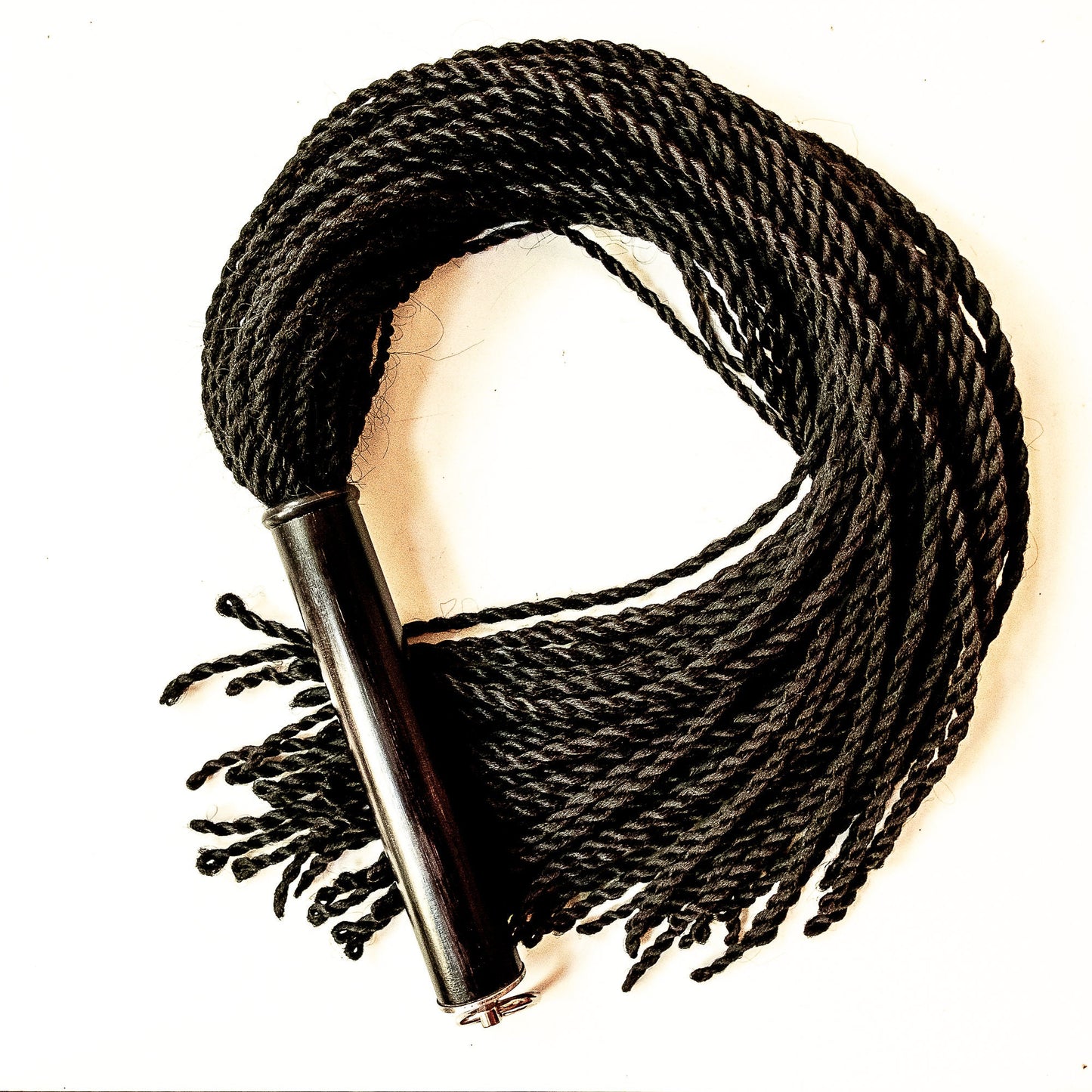 Malaika/Schwarz. 76cm/30" Flogger mit 60 Zöpfen aus künstlichem Haar