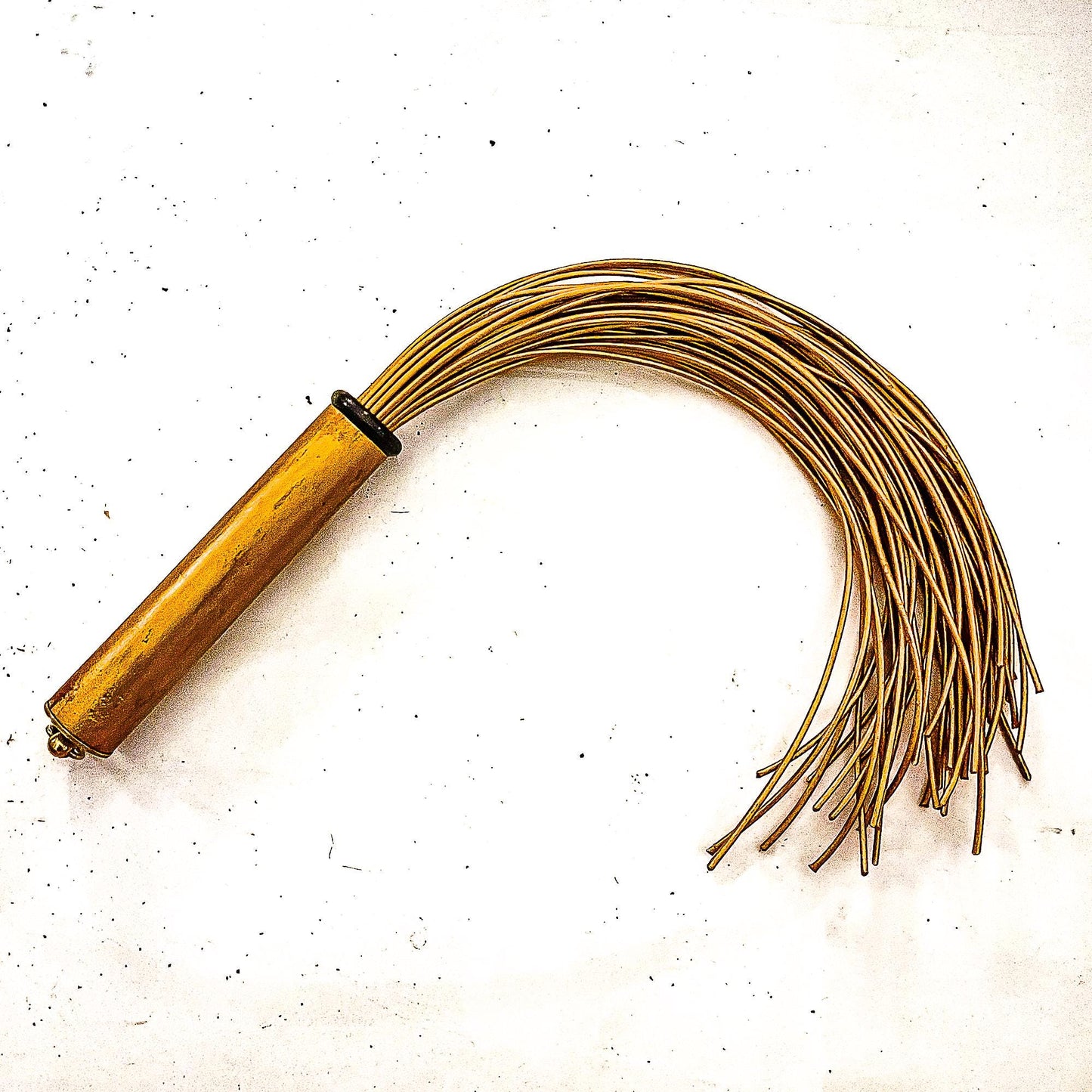 Mini/Spaghetti/Oro. 43cm/17" gold flogger with 42 strands