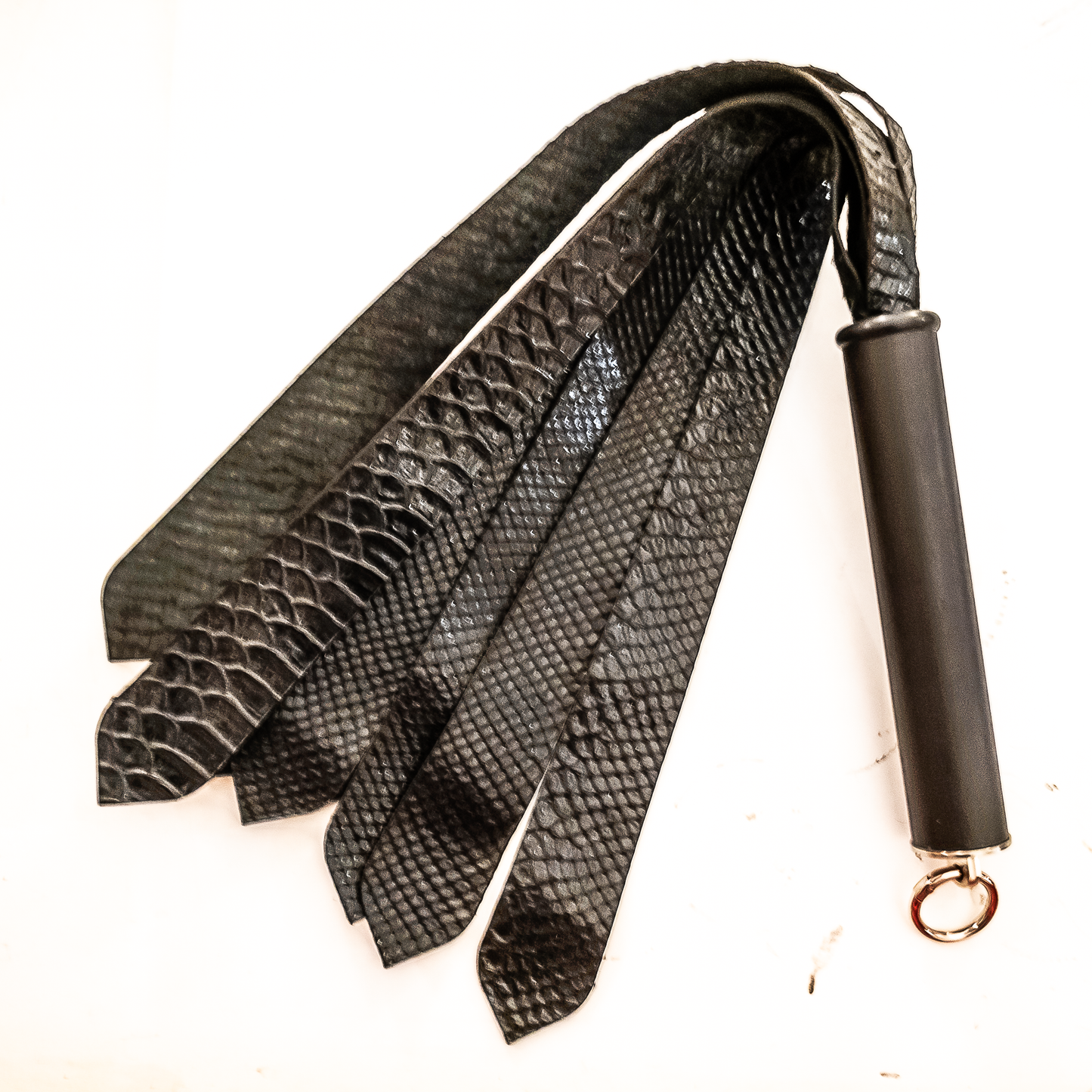 Black Tie / Lizard. 56cm/22" leather flogger