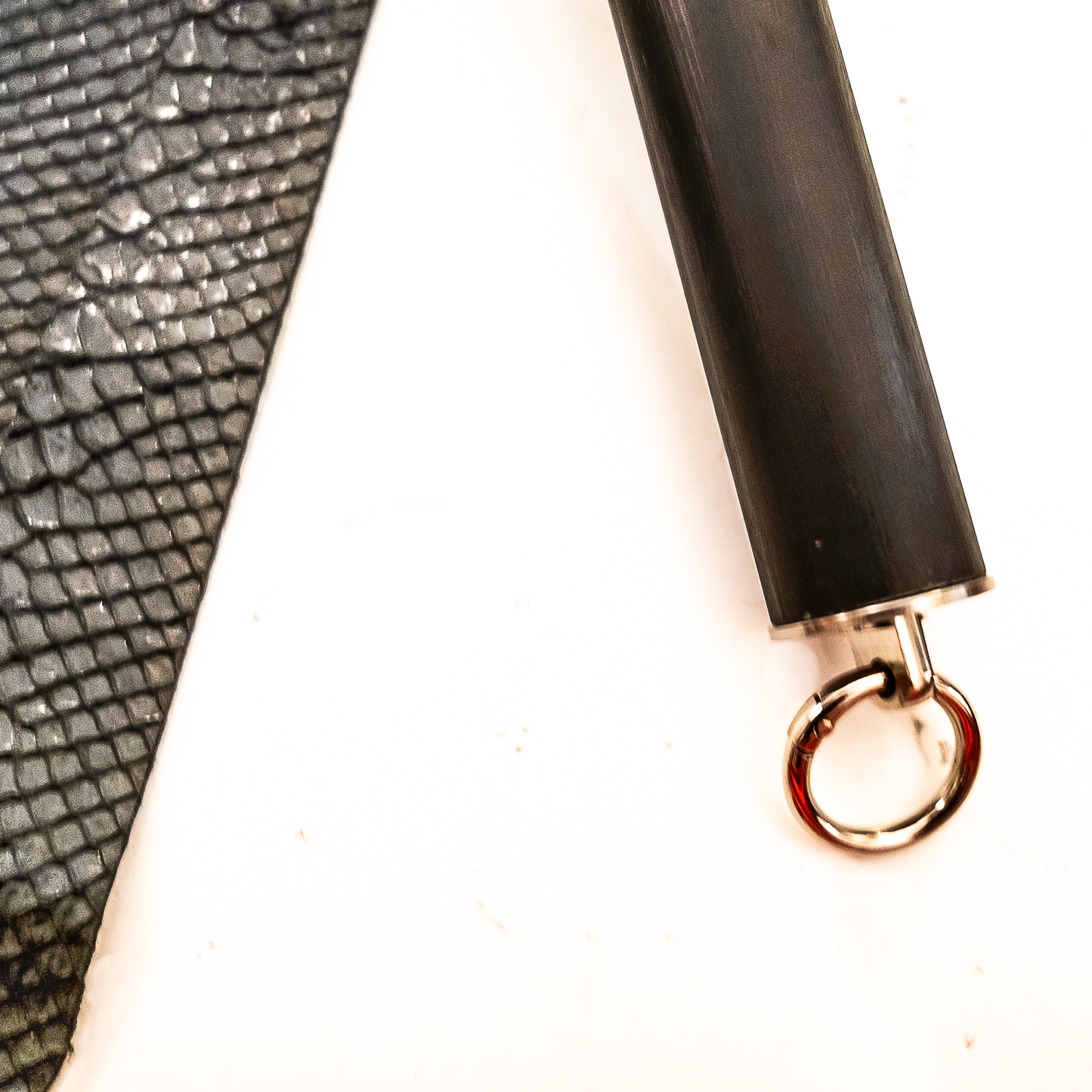 Black Tie / Lizard. 56cm/22" leather flogger