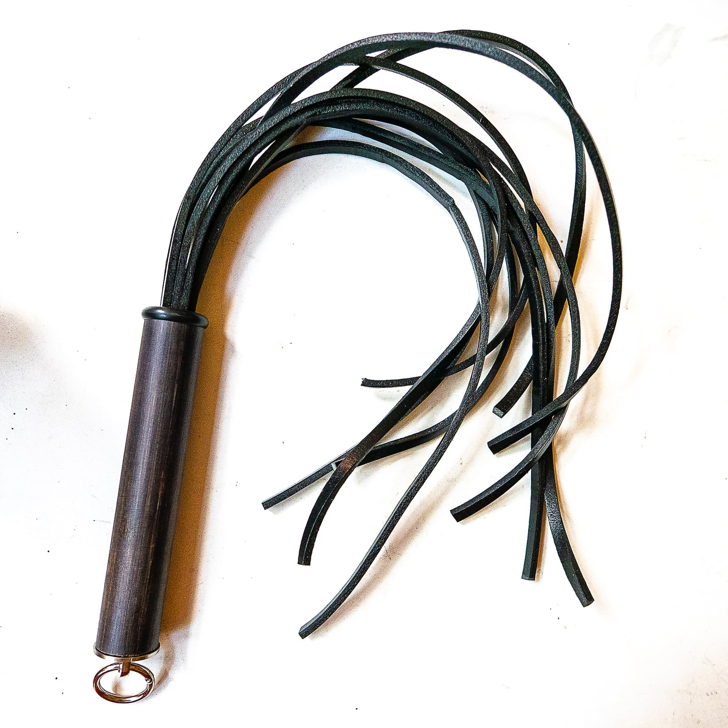 Just Leather / Black. 61cm/24" Flogger aus kräftigen Lederstreifen
