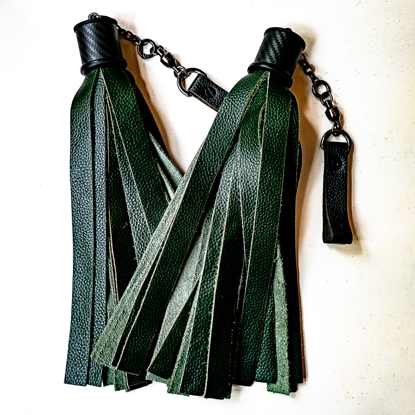 Poi/Breit/Tannengrün. Fingerflogger (Paar, je 30cm Leder + 23cm Griff, Fingerschlaufen und Kette)