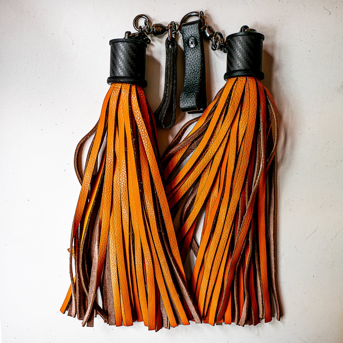 Poi/Orange. Fingerflogger (Paar, je 30cm Leder + 20cm Griff, Fingerschlaufen und Kette)
