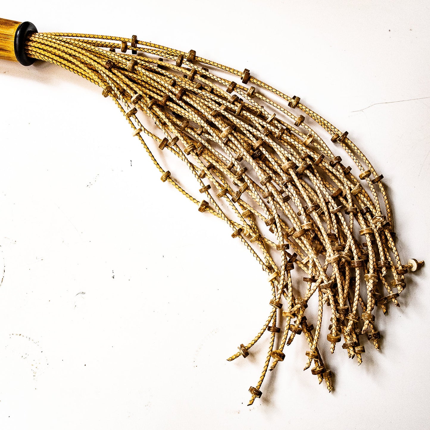 Crisp/Vanilla. 53cm/21" floggers