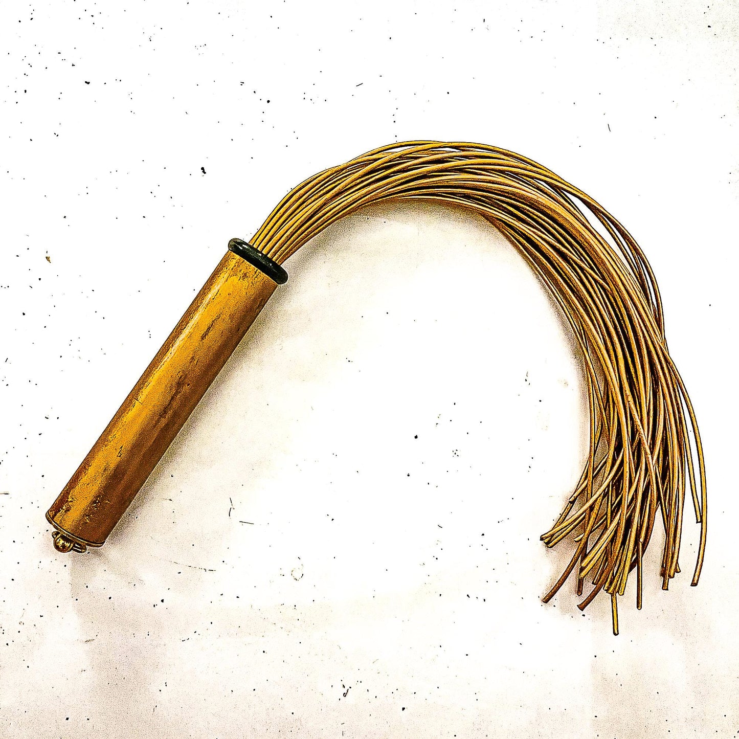 Mini/Spaghetti/Oro. 43cm/17" gold flogger with 42 strands