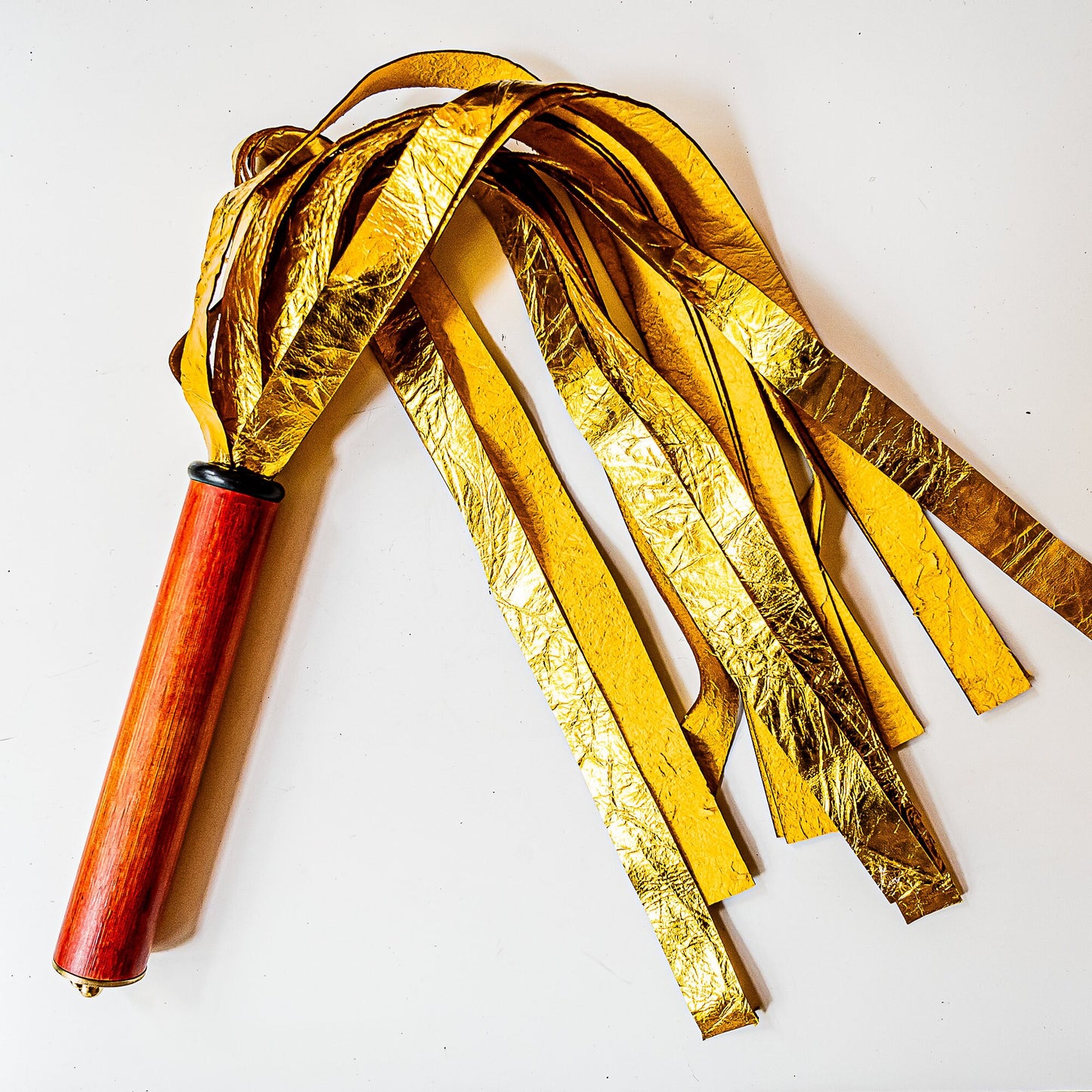 Medea. 61cm/24" golden goatskin flogger