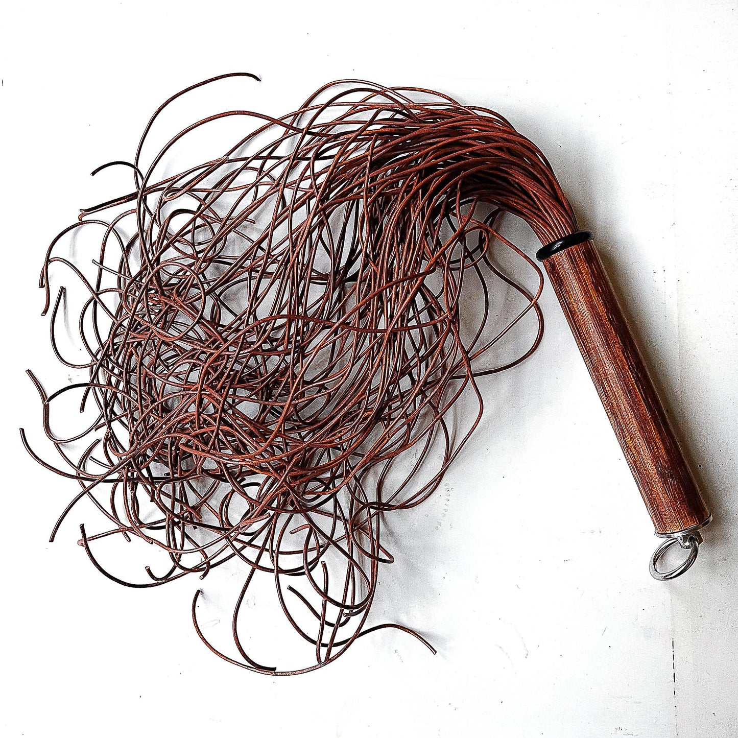Spaghetti/porcini. 61cm/24" leather flogger