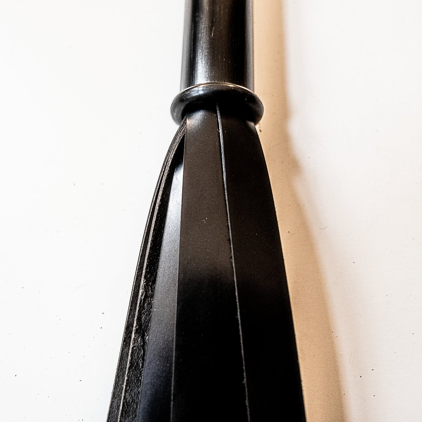 Pappardelle / Shiny, Shiny. 61cm/24" flogger made of shiny boot leather