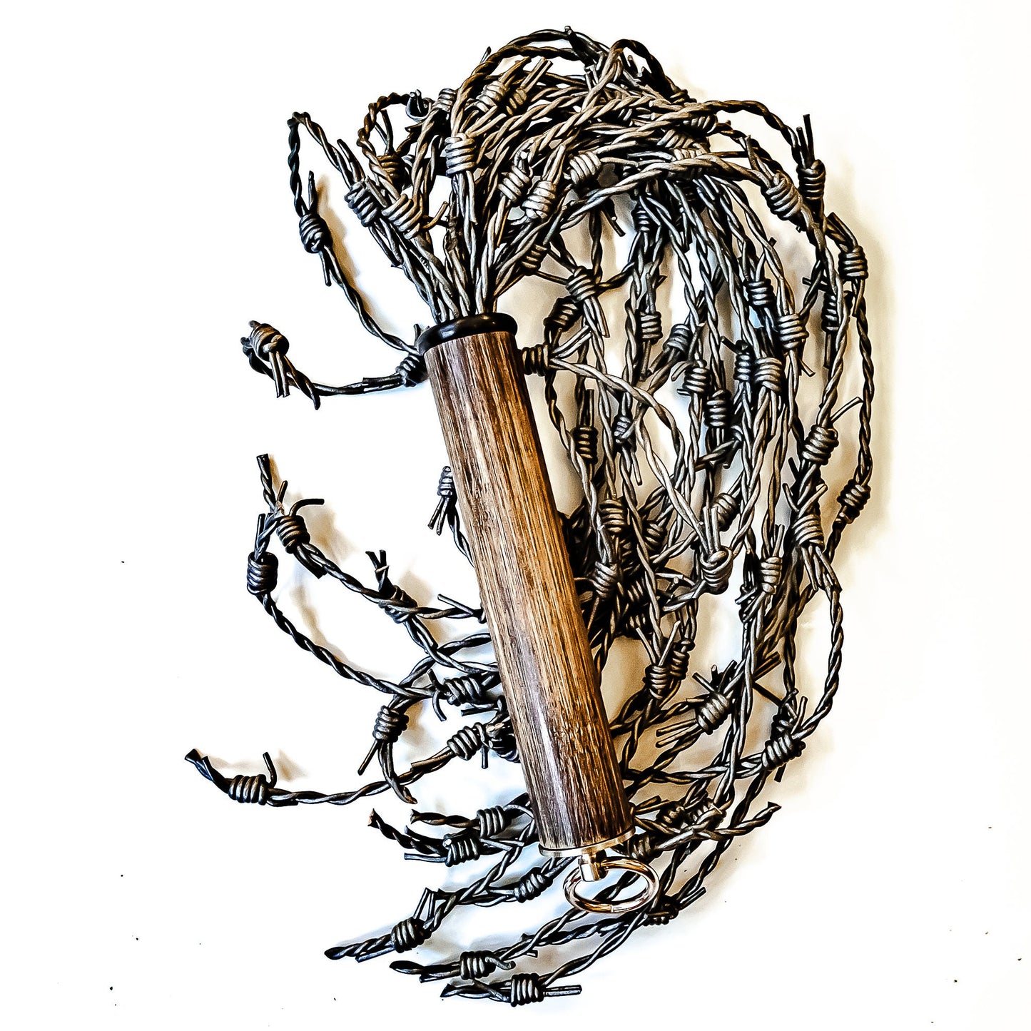 Wuensdorf. 61cm/24" leather and barbed wire flogger