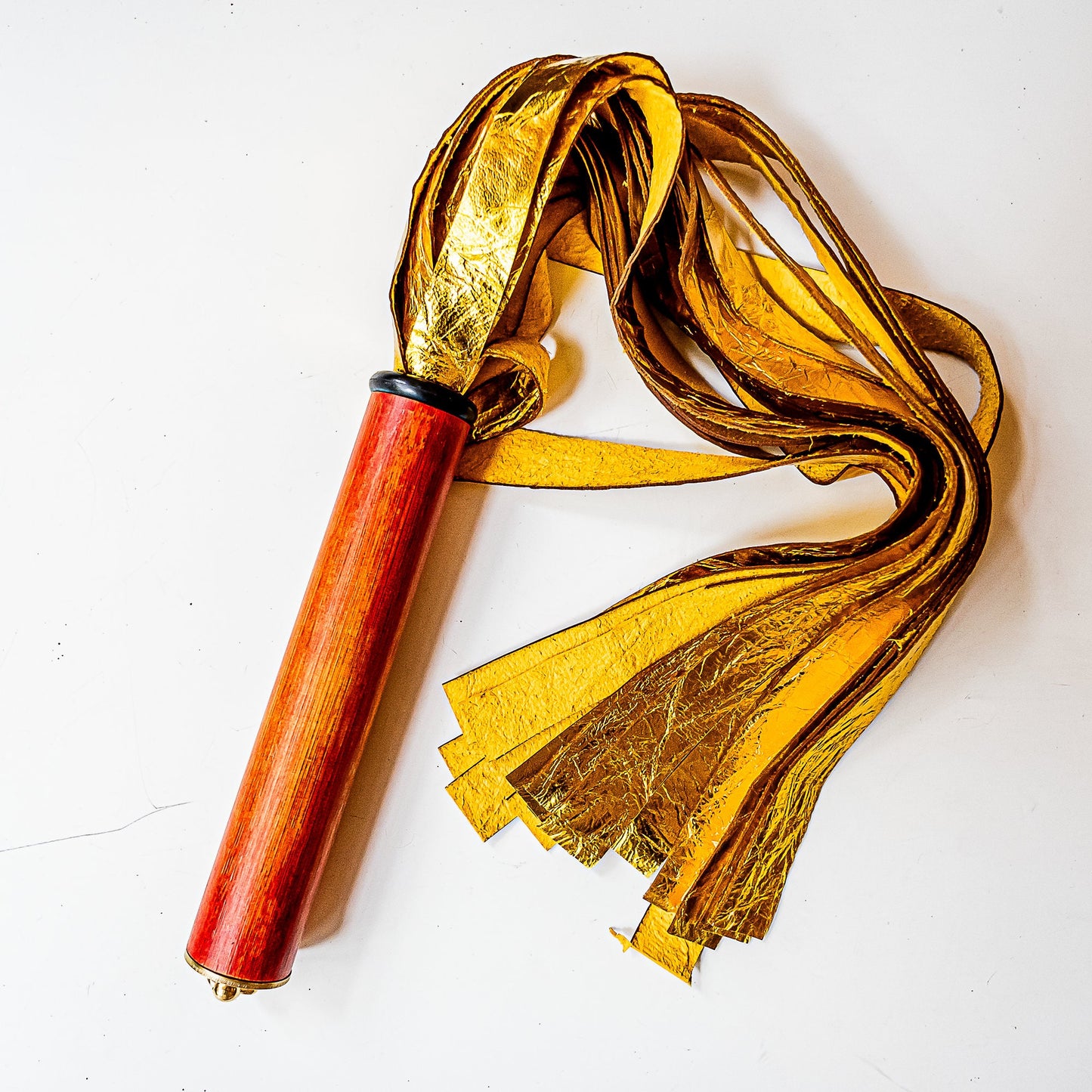Medea. 61cm/24" golden goatskin flogger