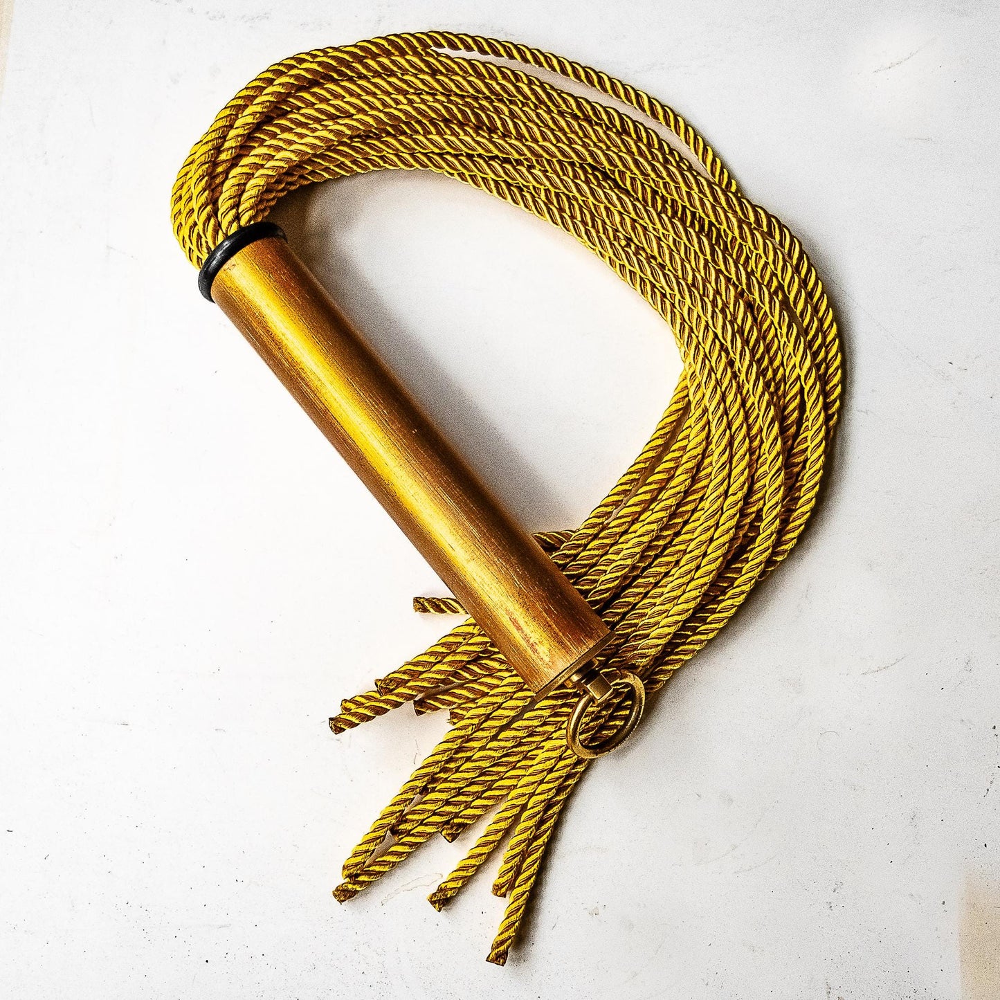 Flogger "Cordon Doré" (61cm/24") made of golden cord.