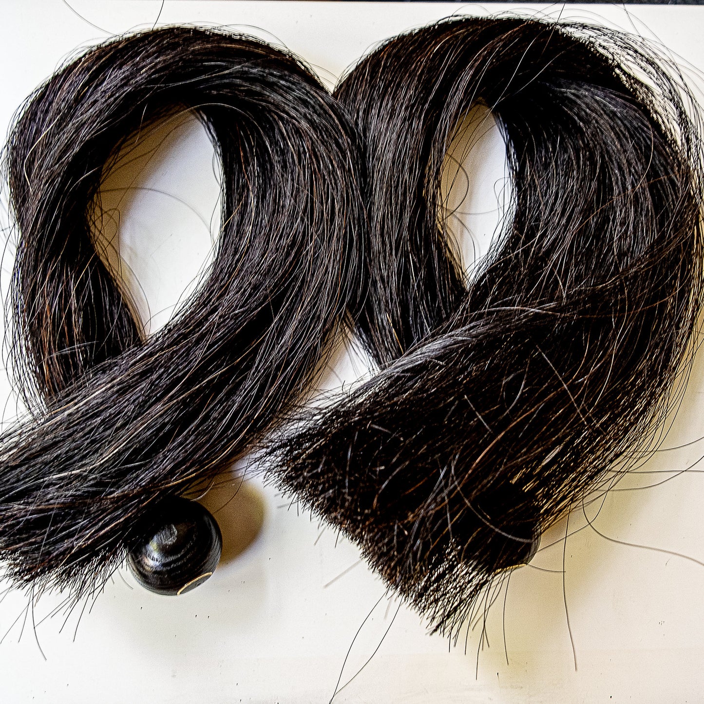 Double Trouble. Set aus zwei 61cm/24" Rosshaar-Floggern mit Kugelgriff BDSM