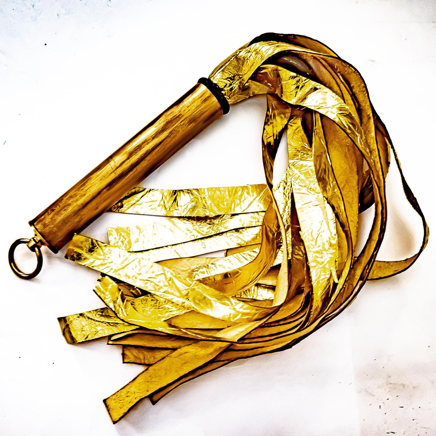 Medea. 61cm/24" golden goatskin flogger