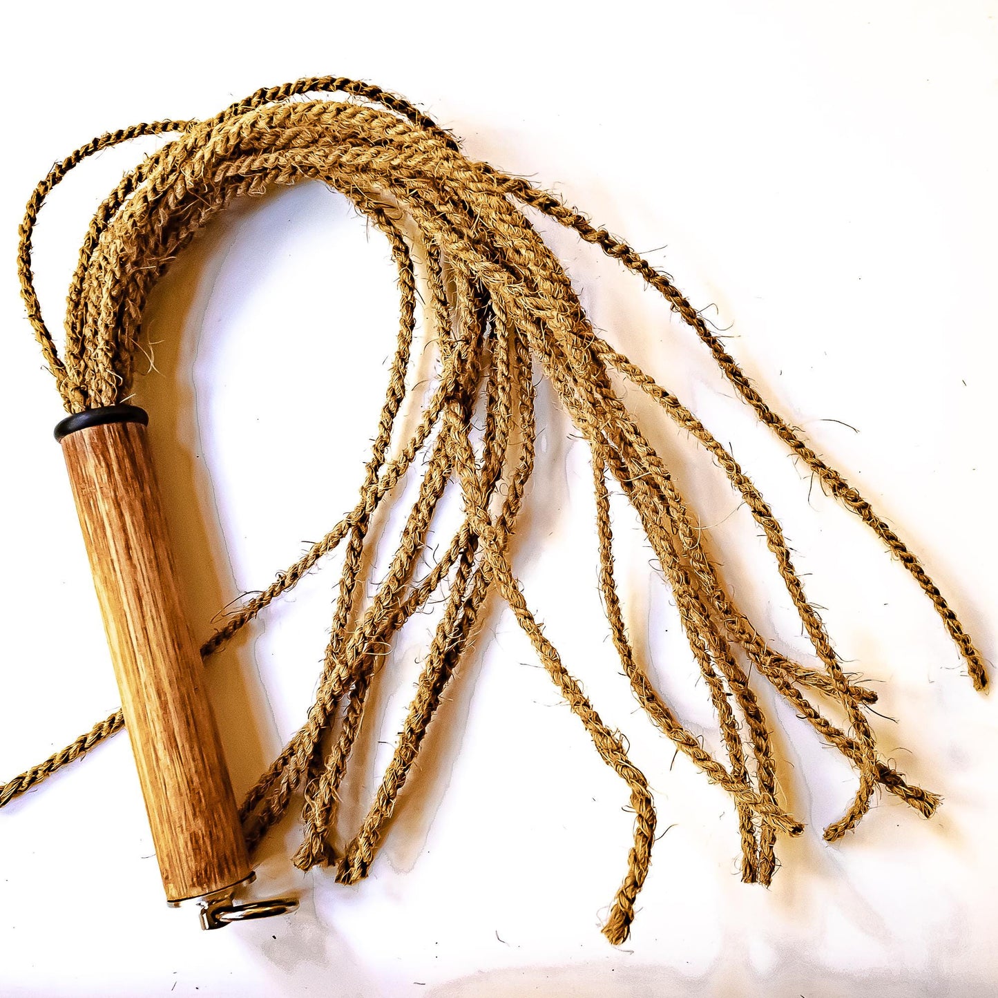 Rustic. 61cm/24" coconut rope flogger