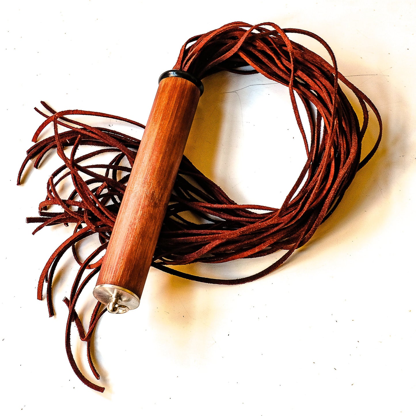 Linguine/Sanguigno. 61cm/24" suede flogger