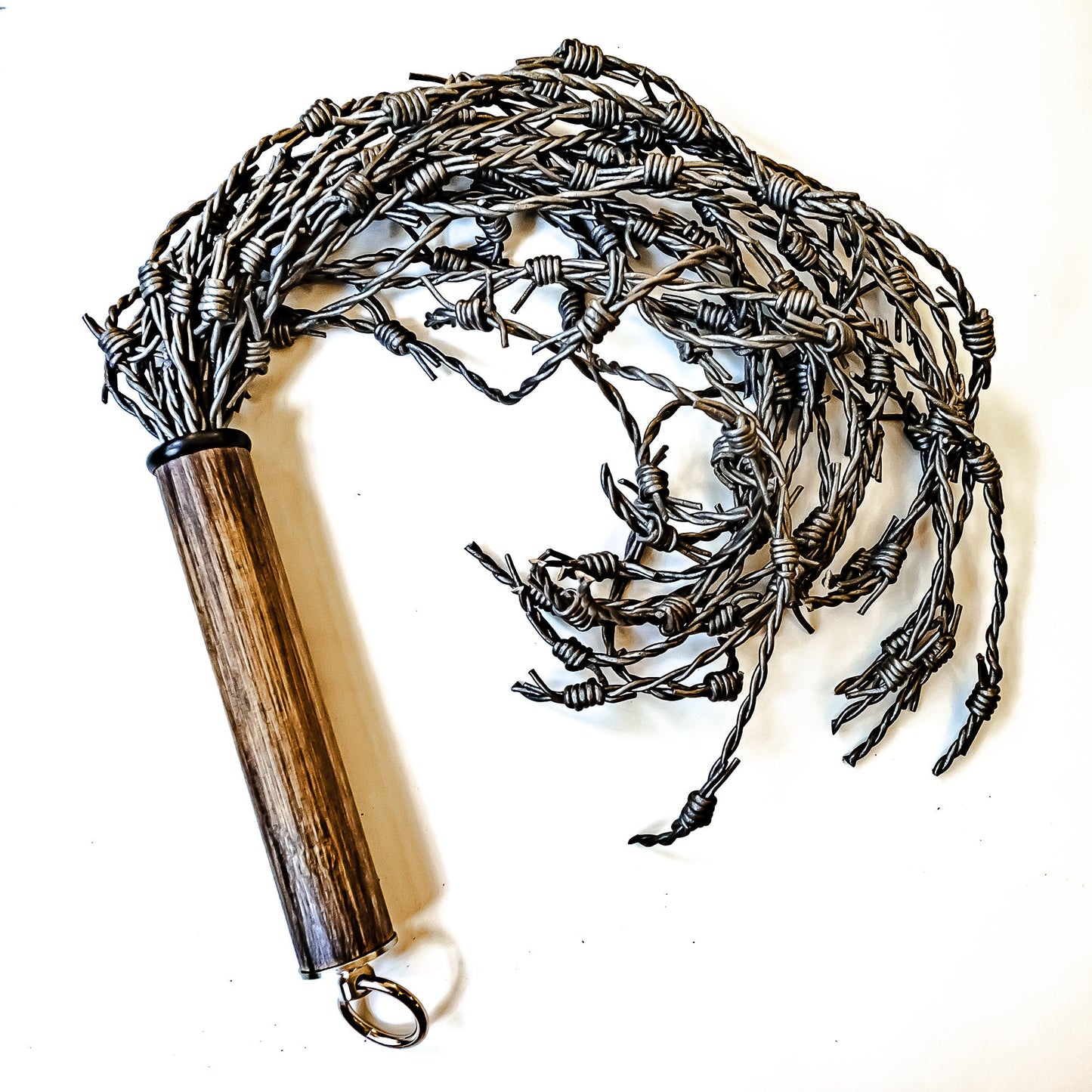 Wuensdorf. 61cm/24" leather and barbed wire flogger