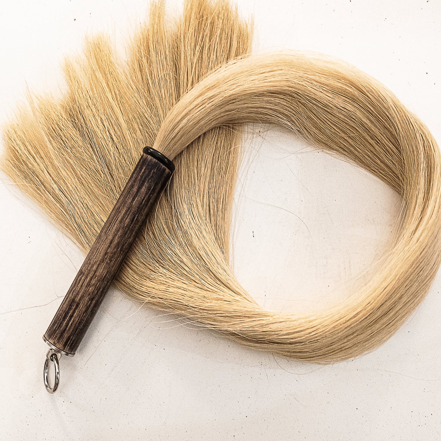 Pretty Little Horses/Blonde. 81cm/32" horsehair whip