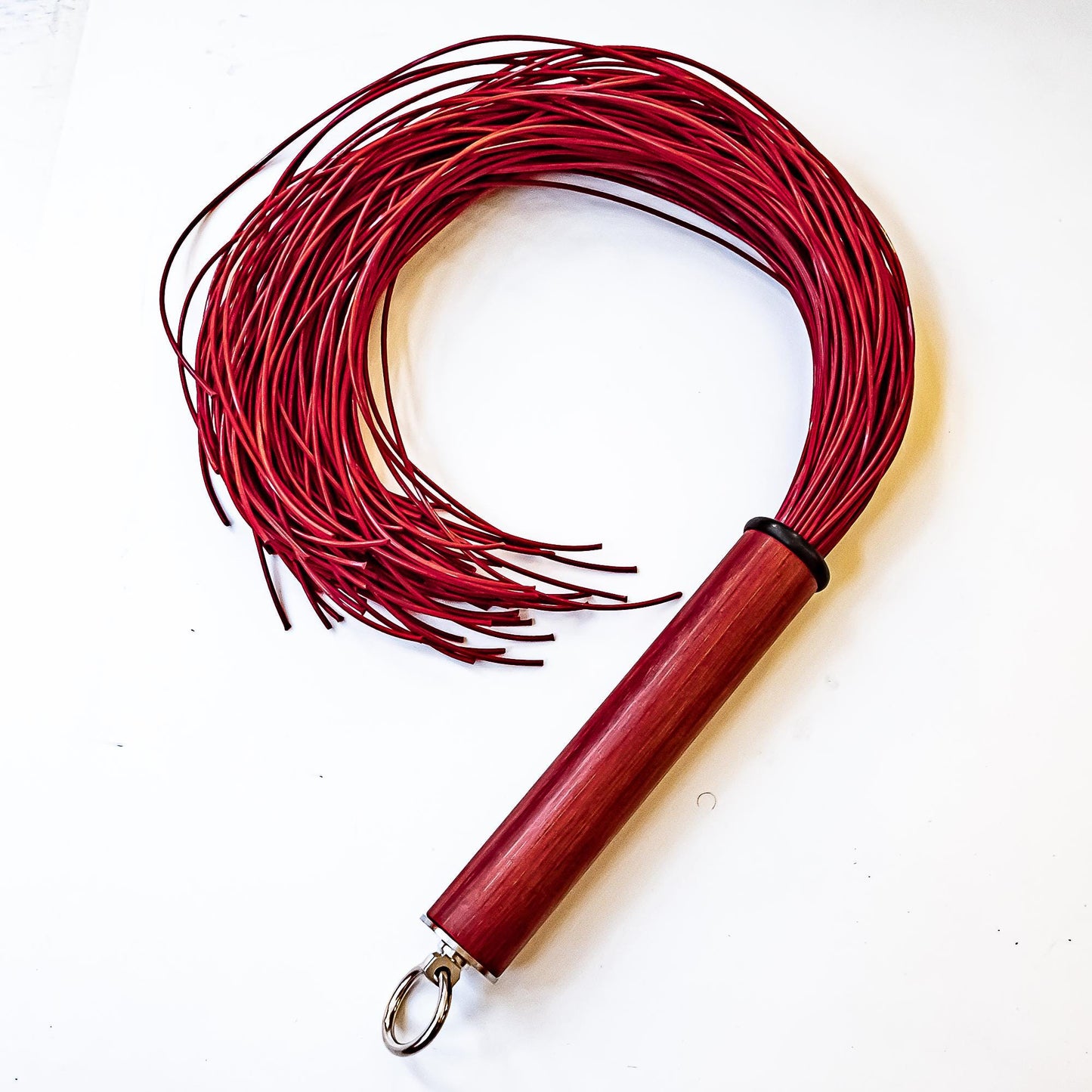 Spaghetti/Pomodoro. 61cm/24" leather flogger