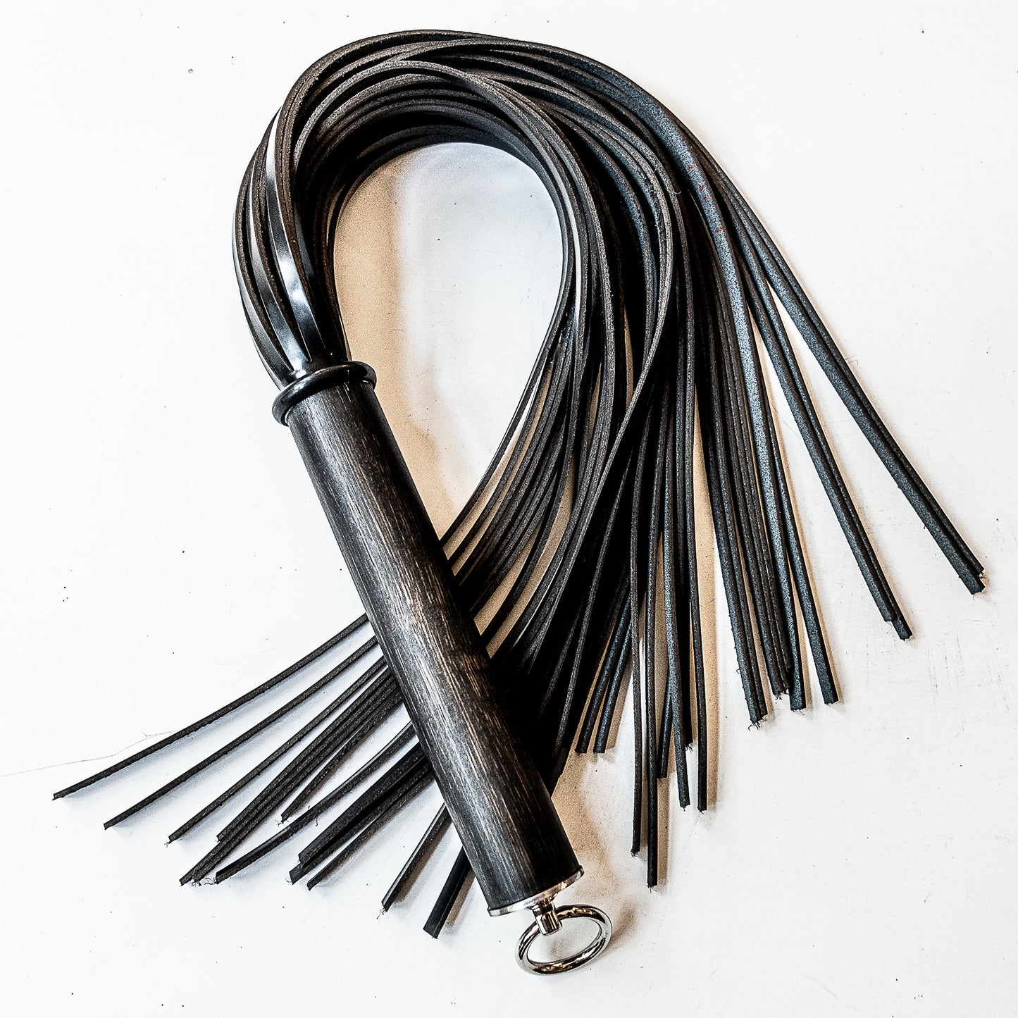 Shiny, shiny. 61cm/24" flogger made of shiny boot leather