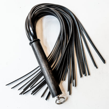 Shiny, shiny. 61cm/24" flogger made of shiny boot leather