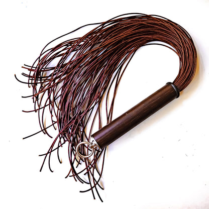 Spaghetti/Sanguigno. 61cm/24" leather flogger