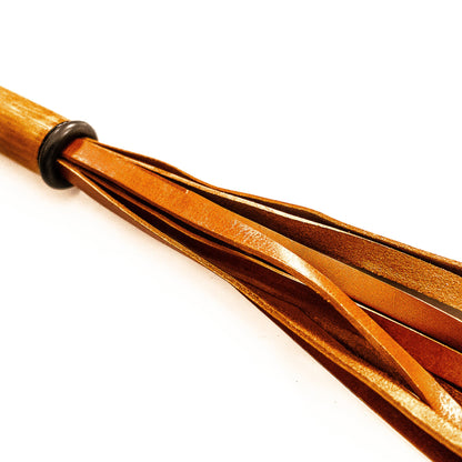 Vero Cuoio/Caramello. 61cm/24" leather flogger