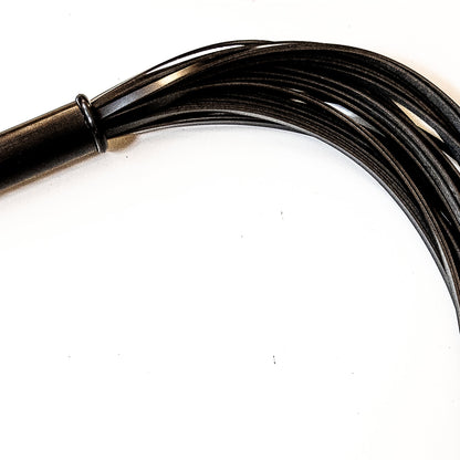 Shiny, shiny. 61cm/24" flogger made of shiny boot leather