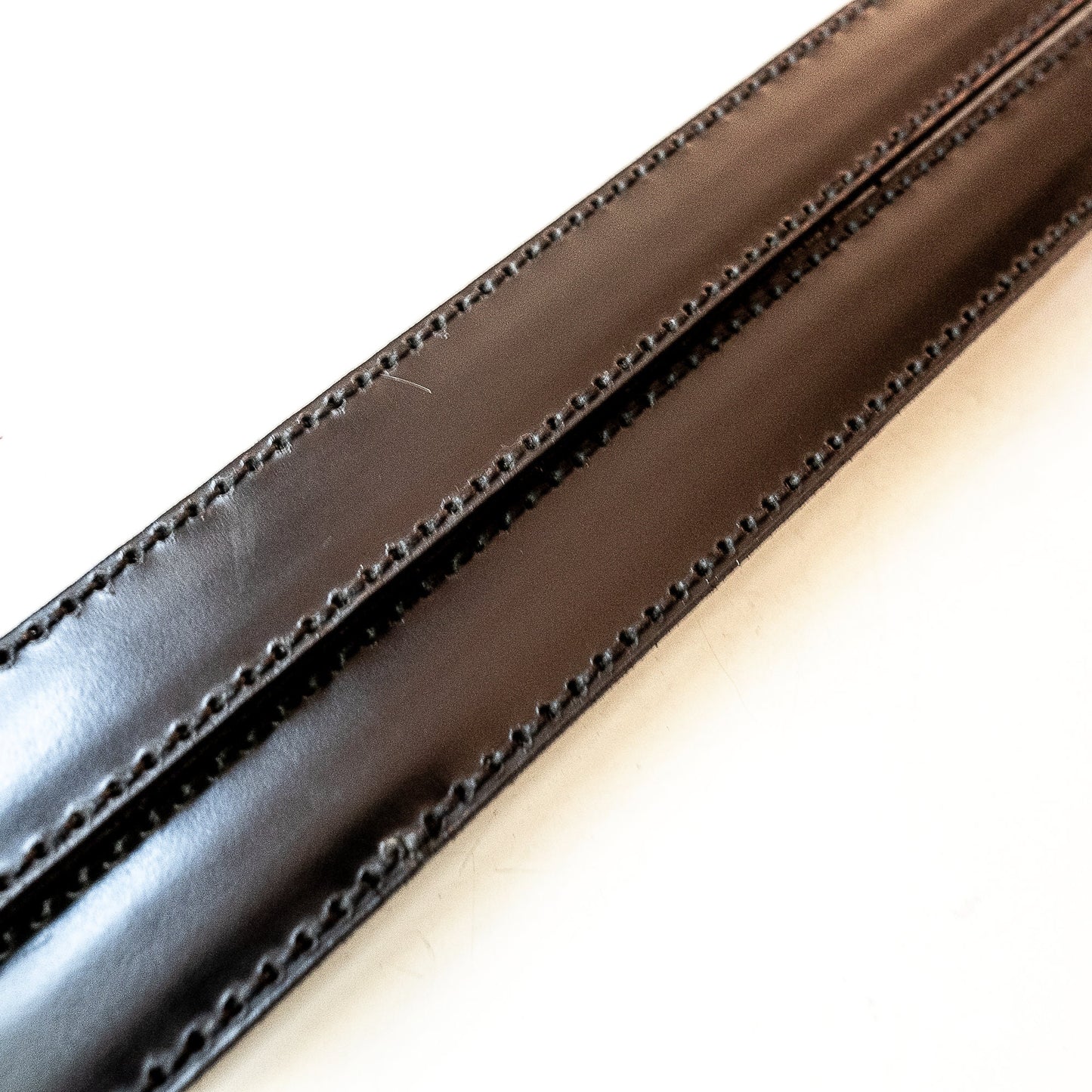 Tawse/Slim/Black. 51cm/20", two-pronged paddle made of 2 x 2mm leather with carbon inlay