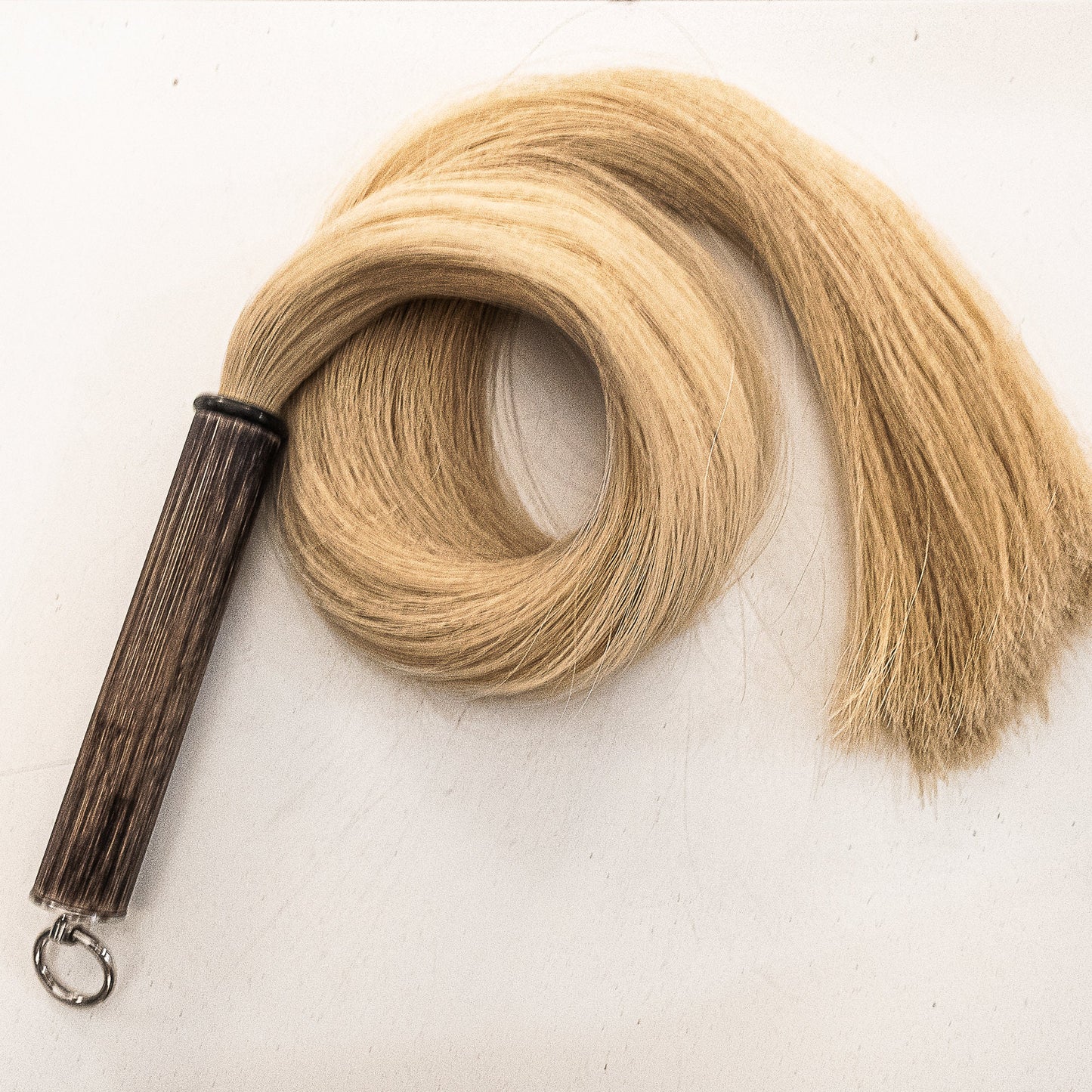 Pretty Little Horses/Blonde. 81cm/32" horsehair whip