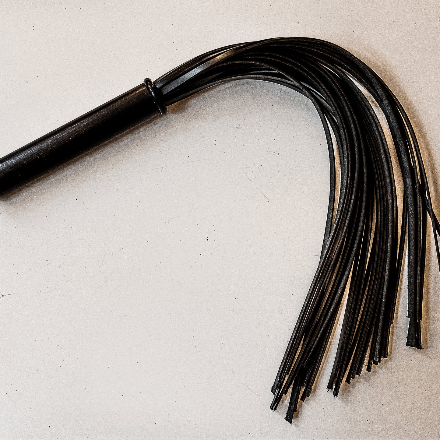 Shiny, shiny. 61cm/24" flogger made of shiny boot leather