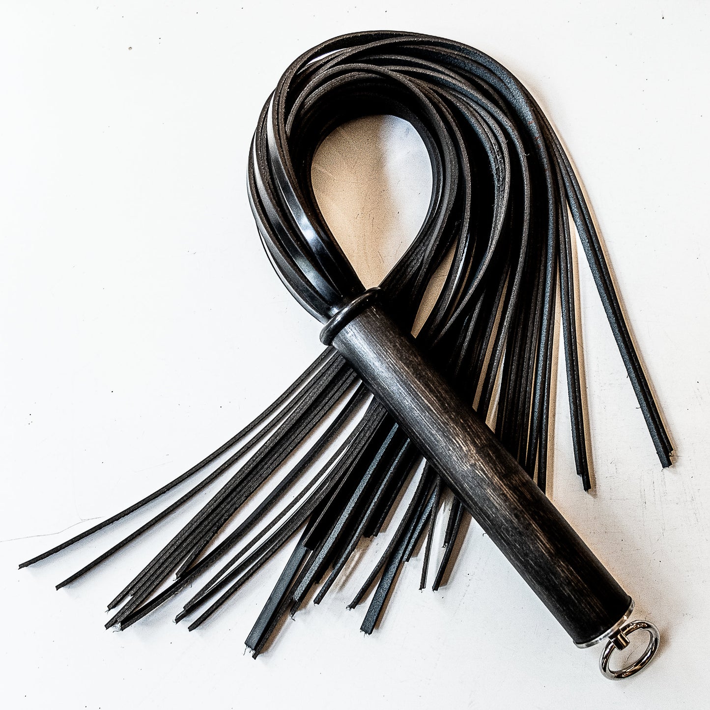 Shiny, shiny. 61cm/24" flogger made of shiny boot leather