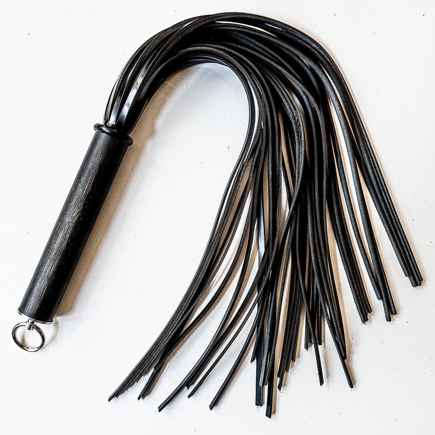 Shiny, shiny. 61cm/24" flogger made of shiny boot leather