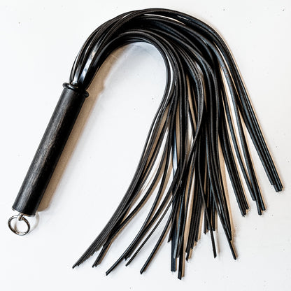 Shiny, shiny. 61cm/24" flogger made of shiny boot leather