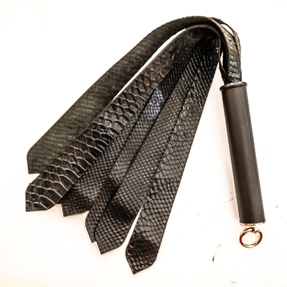 Black Tie / Lizard. 56cm/22" leather flogger